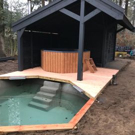 Tuin met sauna en dompelbad 
