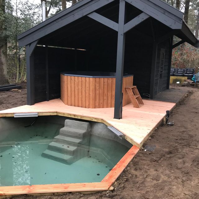 Tuin met sauna en dompelbad 