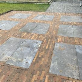 Tuin met speelse bestrating