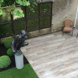 Tuin met beeld en mooi terras
